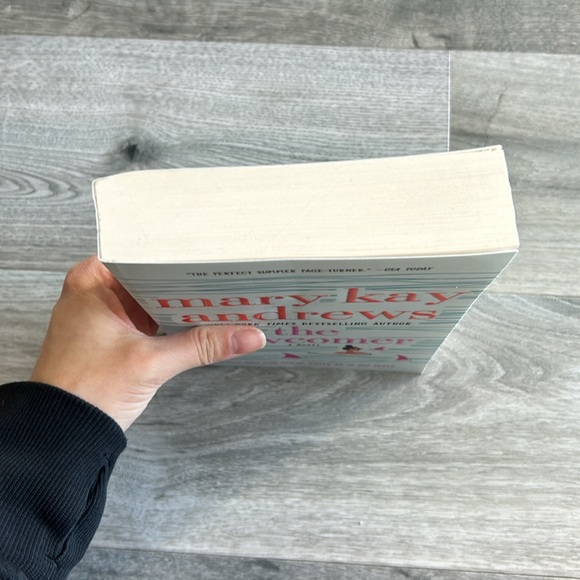 🌸 3 For $20 🌸 The Newcomer by Mary Kay Andrews (Book/Novel) - Picture 4 of 5